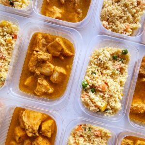 Frango de panela (190g), couscous marroquino com caponata de legumes (140g) – prato sem lactose