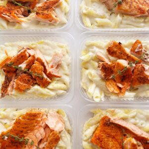 APENAS 24H NO VALOR DO KIT 🗣️ Salmão maçaricado (90g), massa ao molho cremoso de couve-flor (260g) – prato sem glúten