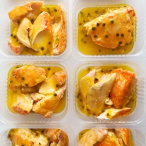 Porção: salmão ao forno (120g), molho de maracujá com laranja (60g) – sem glúten/lactose/açúcar