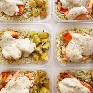 VALOR DO KIT NO FDS 🗣️ Salmão ao molho de mostarda Dijon (140g), batata sauté (90g), arroz com brócolis (110g) – prato sem glúten