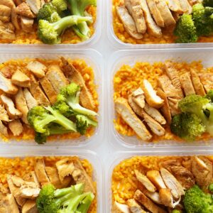 Risoto de abóbora (200g), filé de frango grelhado (100g), brócolis (50g) – prato sem glúten