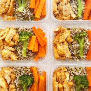 Filé de frango grelhado (110g), cenoura e brócolis (80g), mix de grãos (110g) – prato sem glúten/lactose