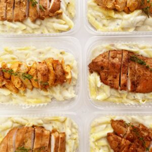 Filé de frango grelhado (110g), massa ao molho quatro queijos (240g) – prato sem glúten