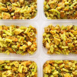 Salada Florença: mini rigatoni sem glúten, pesto de ervas, legumes, lentilha, frango assado (300g)