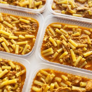 Mini rigatoni sem glúten com frango, alho poró, azeitonas e caldo artesanal de frango – sem glúten/lactose (350g)