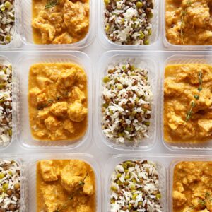 Frango ao creme de couve-flor (220g), arroz multigraos (130g) – prato sem glúten