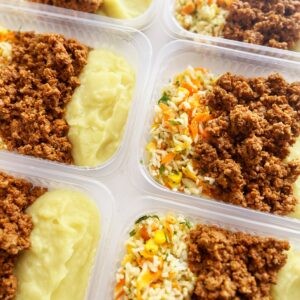 Carne moída (120g), arroz colorido (100g), purê de batata doce (130g) – prato sem glúten/lactose