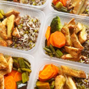 Frango grelhado ao molho de laranja (130g), legumes (80g), arroz multigrãos (120g) – prato sem glúten/lactose