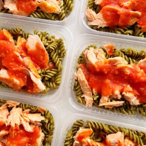 PROMO 24H ⚠️🗣️ Salmão ao forno com molho de tomate (130g), massa ao pesto (170g) – prato sem glúten