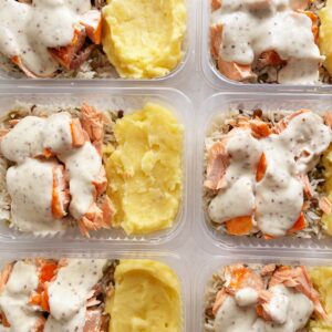 Salmão ao molho de mostarda Dijon (130g), arroz com grãos (100g), purê de batatas (130g),- prato sem glúten