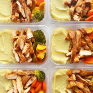 Filé de frango grelhado (110g), legumes (80g), purê de raízes (150g) – prato sem glúten/lactose