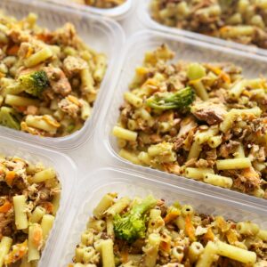 24H NO VALOR DO KIT 🗣️🇮🇹 Salada Capri: mini rigatoni, pesto artesanal, quinoa, lentilha, brócolis, cenoura e salmão – prato sem glúten (300g)