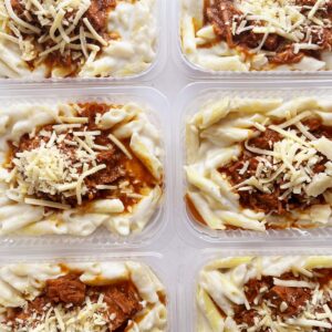 Lombo desmanchando ao parmesão (140g), massa aos três queijos (210g) – prato sem glúten