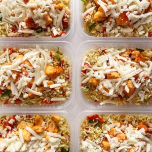 Filé de frango assado com mussarela de búfala (130g), arroz caprese ao pesto com tomate (160g) – prato sem glúten