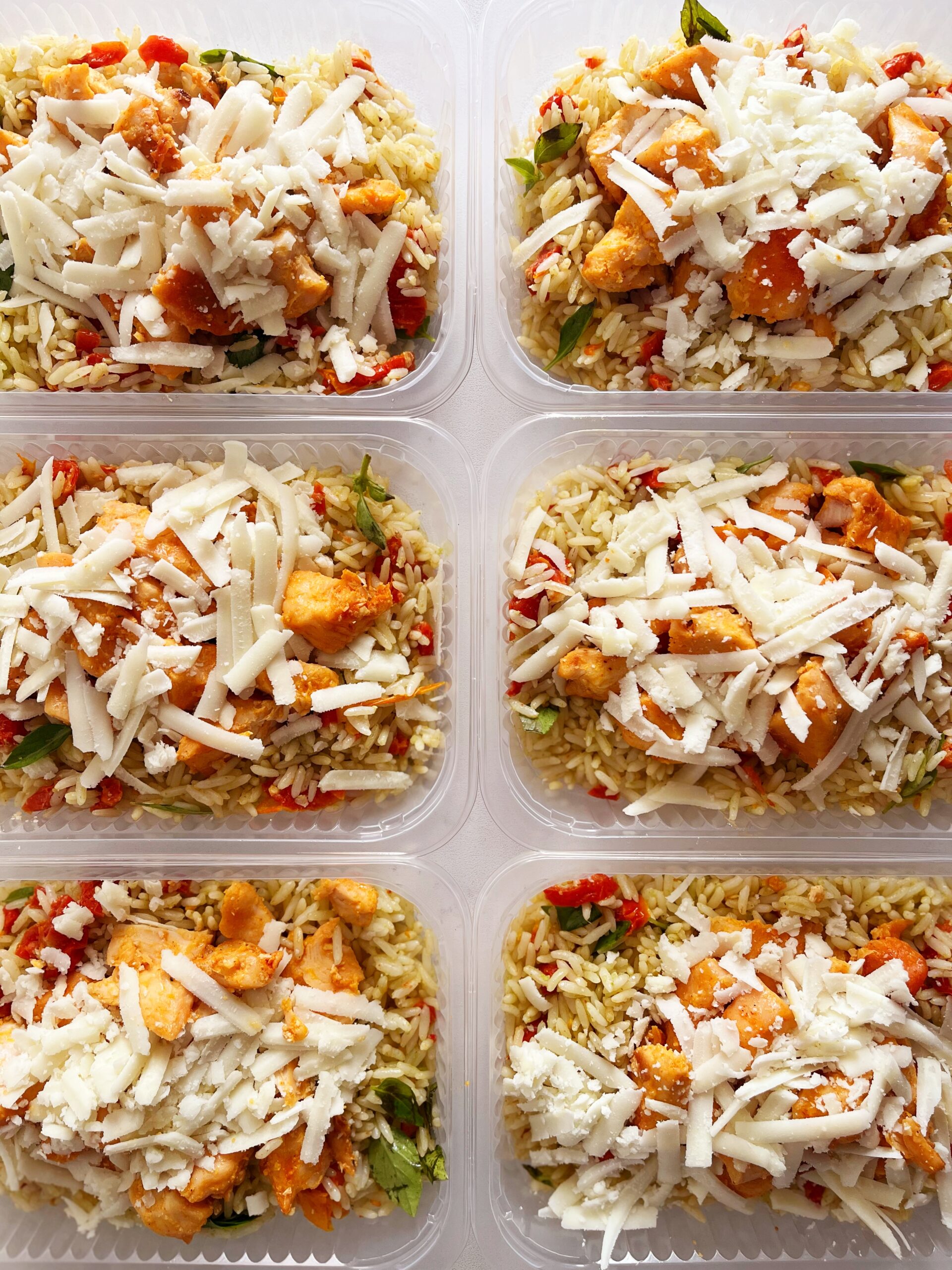 Filé de frango assado com mussarela de búfala (130g), arroz caprese ao pesto com tomate (160g) - prato sem glúten