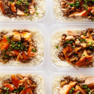 24H NO VALOR DO KIT 🎉😱 Salmão ao molho oriental de shimeji (150g), arroz branco (150g) – prato sem glúten/lactose