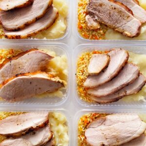 Picanha suína assada (120g), aipim rústico ao alho (150g), arroz com cenoura (80g) – prato sem glúten/lactose