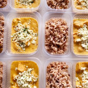 Frango ao creme de alho poró com ricota (210g), arroz 7 grãos (140g) – prato sem glúten