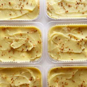 Escondidinho maromba de frango (125g) , creme de ricota (15g), purê de batata doce e alho frito (210g) – prato sem glúten