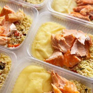 24H NO VALOR DO KIT 😱Salmão ao forno (90g), purê de batatas (140g), arroz caprese (70g) – prato sem glúten