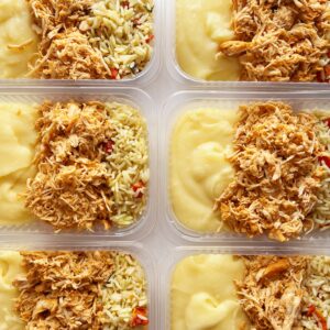 Frango desfiado (120g), arroz caprese (80g), purê de batatas (140g) – prato sem glúten