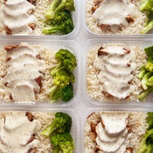 Filé suíno ao molho de mostarda Dijon (150g), brócolis (40g), arroz branco (130g) – prato sem glúten