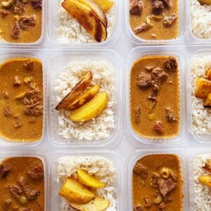 Strogonoff de carne com azeitona (200g), arroz branco e batata rústica (150g) – prato sem glúten