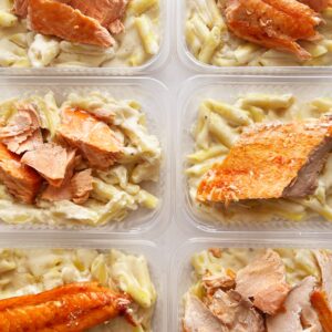 24H NO VALOR DO KIT 🎉😱 Salmão ao forno (90g), massa ao molho três queijos (260g) – prato sem glúten