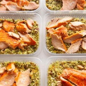 VALOR DO KIT APENAS NO FDS 🎉😱 Salada Firenze: couscous marroquino, grãos, brócolis e cenoura ao pesto com salmão ao forno – 300g