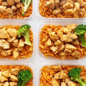 Filé de frango assado (100g), brócolis (10g), fusili (240g) – prato sem glúten/lactose