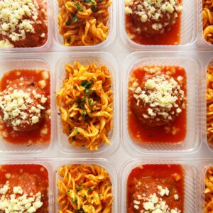 Almôndega de carne à parmegiana fit (180g), fusili sem glúten (170g) – prato sem glúten