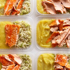 24H NO VALOR DO KIT 🤩 Salmão ao forno (90g), purê de mandioquinha (150g), arroz com brócolis (80g) – prato sem glúten/lactose