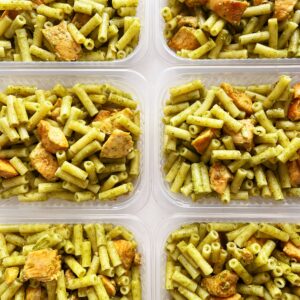 Mini rigatoni sem glúten, pesto artesanal e filé de frango assado (300g)