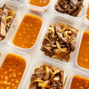 Filé especial acebolado (100g), feijão carioca (150g), arroz branco (100g) – prato sem glúten/lactose