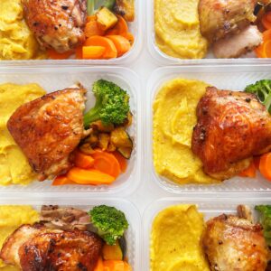 Frango de padaria (130g), purê de banana da terra (140g), legumes (80g) – prato sem glúten/lactose