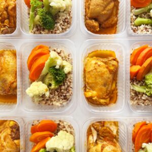 Coxa/sobrecoxa ensopada (150g), couve-flor, brócolis e cenoura (70g), arroz integral com quinoa (100g) – prato sem glúten/lactose