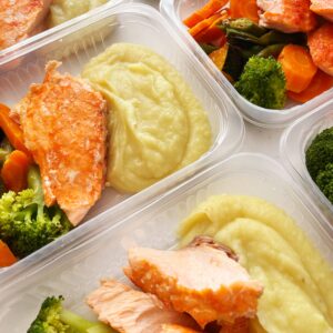 APROVEITE!  24H NO VALOR DO KIT ⚠️🤩 Salmão ao forno (90g), purê de raízes (150g), legumes (80g) – prato sem glúten