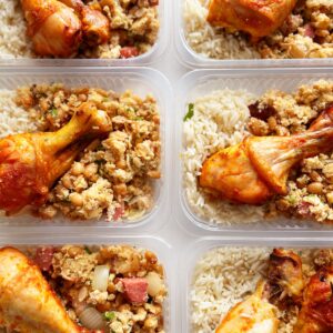 Coxa assada, feijão tropeiro com defumados (260g), arroz branco (90g) – prato sem glúten/lactose