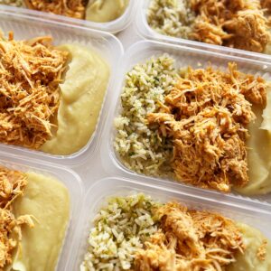 Frango desfiado (110g), purê de batata doce (140g), arroz com brócolis (100g) – prato sem glúten/lactose