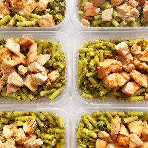 Salada Atenas: filé de frango assado, mini rigatoni ao pesto, quinoa, brócolis, lentilha, cenoura e milho – prato sem glúten (300g)