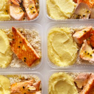 VALOR DO KIT NO FDS! 🎉😱 Salmão ao molho de maracujá (120g), purê de batata (150g), arroz branco (80g) – prato sem glúten/lactose/açúcar