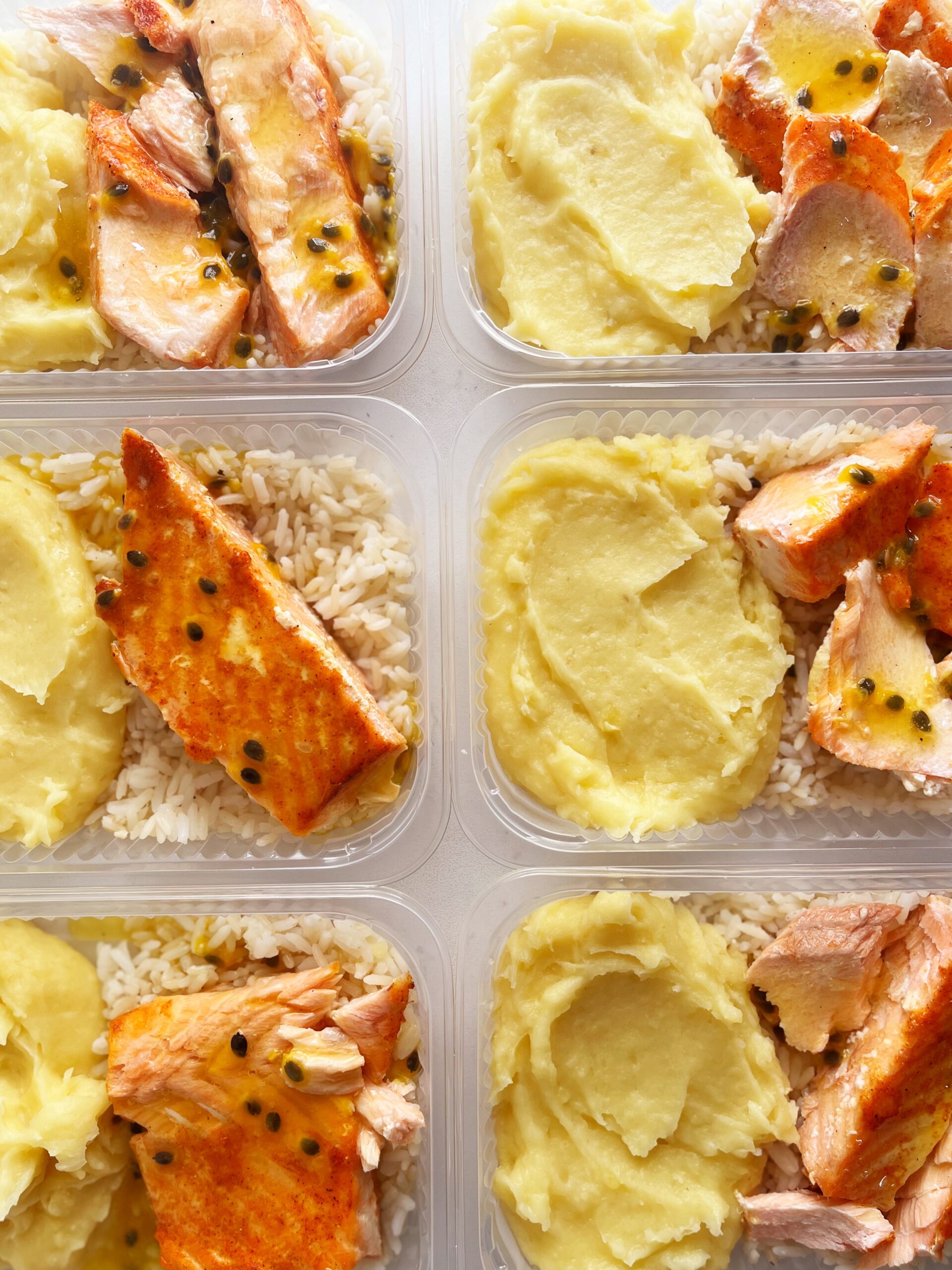 VALOR DO KIT NO FDS! đđ± SalmĂŁo ao molho de maracujĂĄ (120g), purĂȘ de batata (150g), arroz branco (80g) - prato sem glĂșten/lactose/açĂșcar