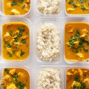 Frango Tikka Marsala – ao leite de coco, curry, limão, pimenta 🌶️ (220g), arroz branco (130g) – pratos em glúten/lactose