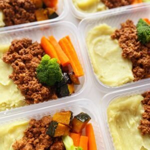 Carne moída (120g), legumes (80g), purê de batata doce (150g) – prato sem glúten/lactose