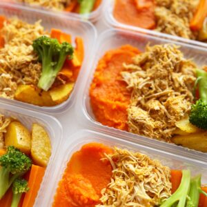 Frango desfiado (120g), purê de abóbora (150g), legumes (80g) – prato sem glúten/lactose