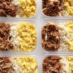 Carne do sol acebolada (120g), farofa de banana da terra (80g), arroz branco (100g) – prato sem glúten