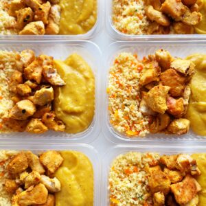 Filé de frango assado (110g), couscous marroquino com cenoura (70g), purê de banana da terra (120g) – prato sem lactose