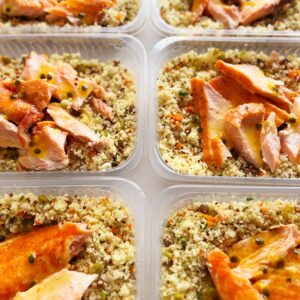 24H NO VALOR DO KIT‼️🎉Salada Yá: couscous marroquino com salmão ao maracujá, quinoa, lentilha, ervilha e cenoura – prato sem lactose (300g)