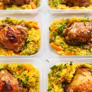 Sobrecoxa assada ao curry (130g), arroz tailandês ao leite de coco, com vagem, cenoura e açafrão (220g) – prato sem glúten/lactose