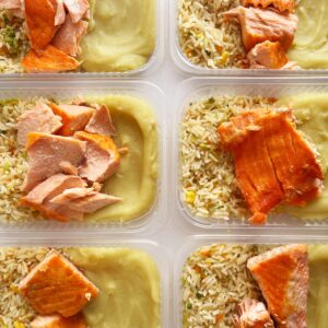 VALOR DO KIT NO FDS 🤩 Salmão ao forno (90g), arroz à grega (90g), purê de batata doce (150g) – prato sem glúten/lactose